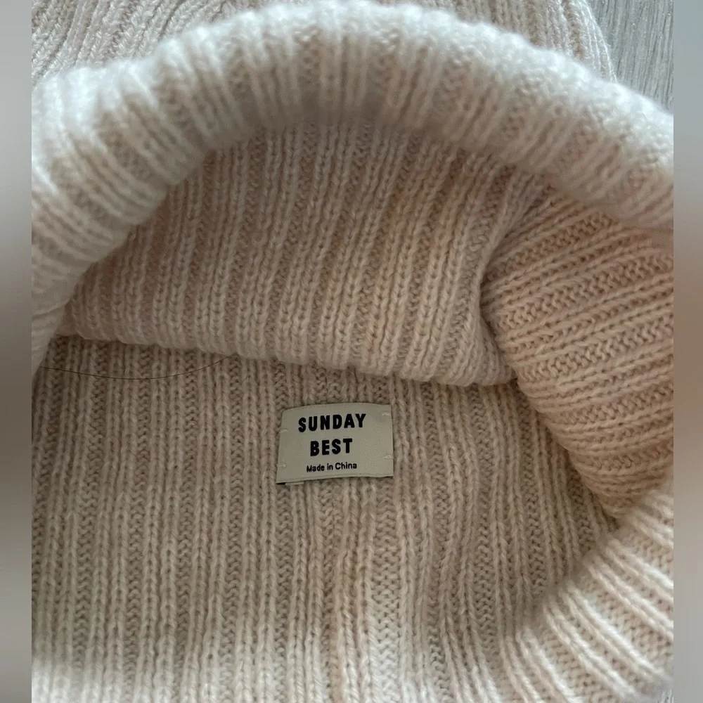 Aritzia Sunday Best Snowflake Beanie - Picture 3 of 5